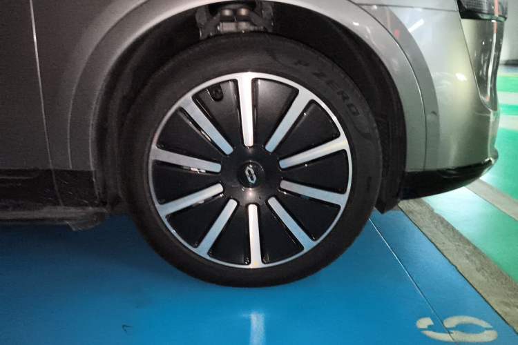 Used Hima AITO M9 2025 Extended-Range Ultra Version 52 kWh 6-Seater Right Front Wheel Hub
