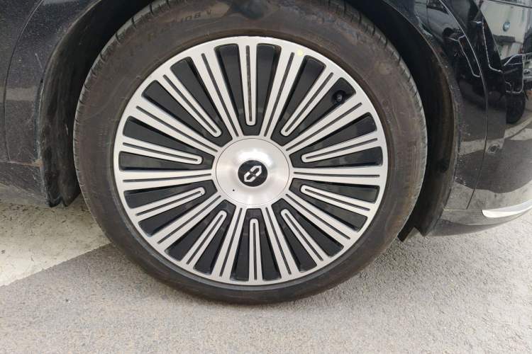 Used Hima AITO M9 2025 Extended-Range Ultra Version 52 kWh 5-Seater Edition Right Front Wheel Hub