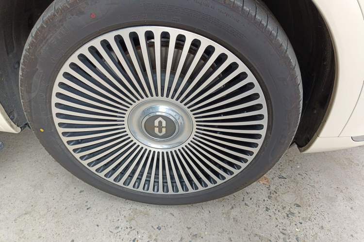 Used Hima AITO M9 2025 Model Range-Extended Max Edition 52kWh 5-seater (896-line LiDAR) Right Front Wheel Hub