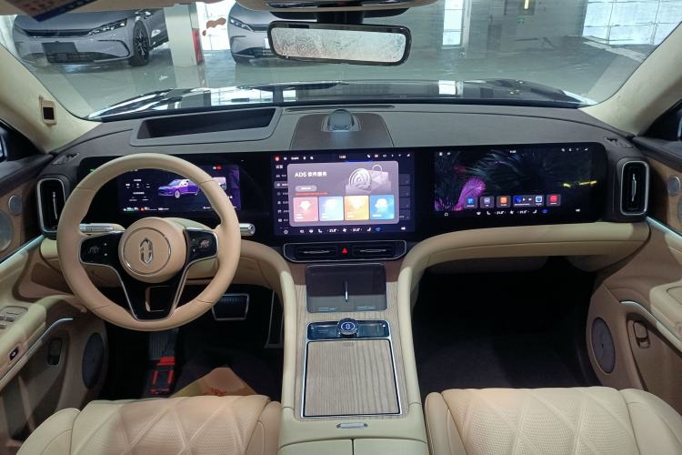Used Hima AITO M9 2025 Extended-Range Ultra Version 52 kWh 5-Seater Edition Center Console