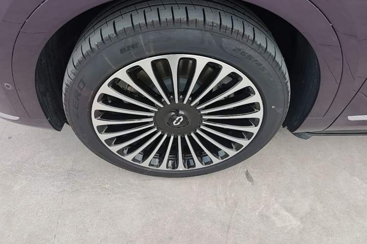 Used Hima AITO M9 2025 Extended-Range Ultra Version 52 kWh 6-Seater Left Front Wheel Hub