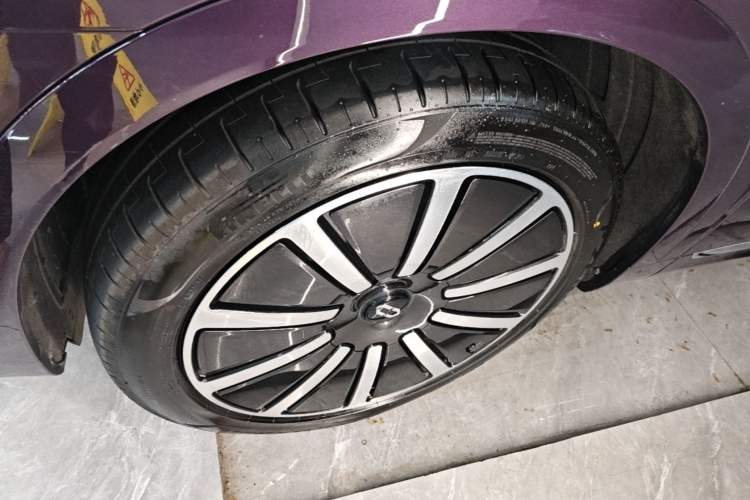 Used Hima AITO M9 2025 Extended-Range Ultra Version 52 kWh 5-Seater Edition Left Front Wheel Hub