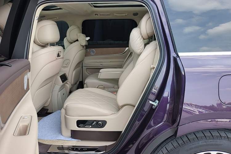 Used Hima AITO M9 2025 Extended-Range Ultra Version 52 kWh 6-Seater Left Rear Seat