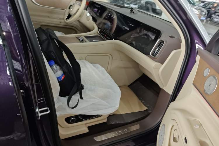Used Hima AITO M9 2025 Extended-Range Ultra Version 52 kWh 5-Seater Edition Right Front Seat