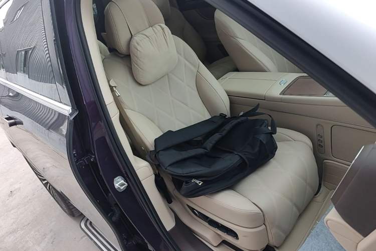 Used Hima AITO M9 2025 Extended-Range Ultra Version 52 kWh 6-Seater Right Front Seat