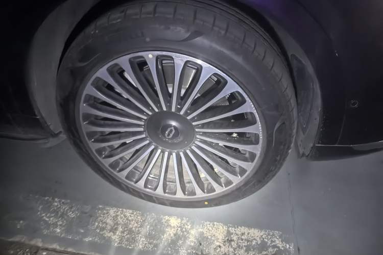 Used Hima AITO M9 2025 Model Range-Extended Ultra Edition 52kWh 6-seater (896-line LiDAR) Right Front Wheel Hub