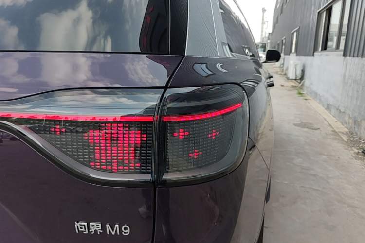 Used Hima AITO M9 2025 Extended-Range Ultra Version 52 kWh 6-Seater Right Rear Taillight
