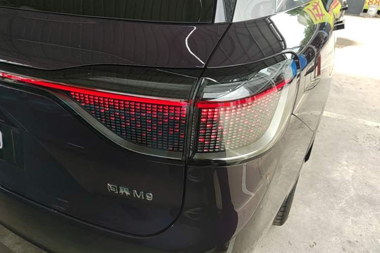 Used Hima AITO M9 2025 Extended-Range Ultra Version 52 kWh 6-Seater Right Rear Taillight