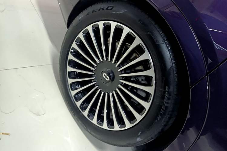 Used Hima AITO M9 2025 Extended-Range Ultra Version 52 kWh 5-Seater Edition Right Rear Wheel Hub