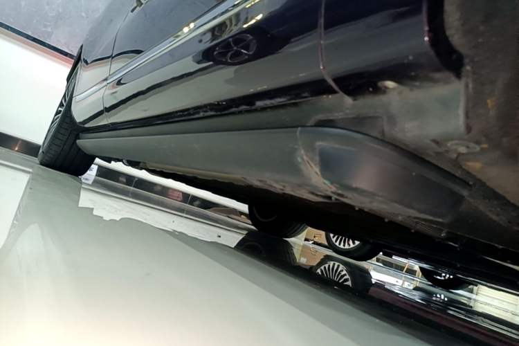 Used Hima AITO M9 2025 Extended-Range Ultra Version 52 kWh 5-Seater Edition Right Side Sill