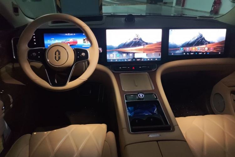 Used Hima AITO M9 2025 All-Electric Ultra Version 100 kWh 5-Seater Model Center Console