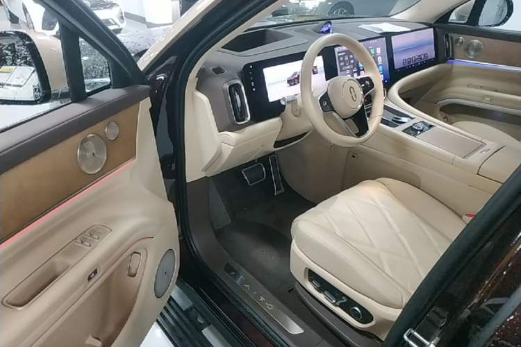 Used Hima AITO M9 2025 Extended-Range Ultra Version 52 kWh 6-Seater Driver Seat