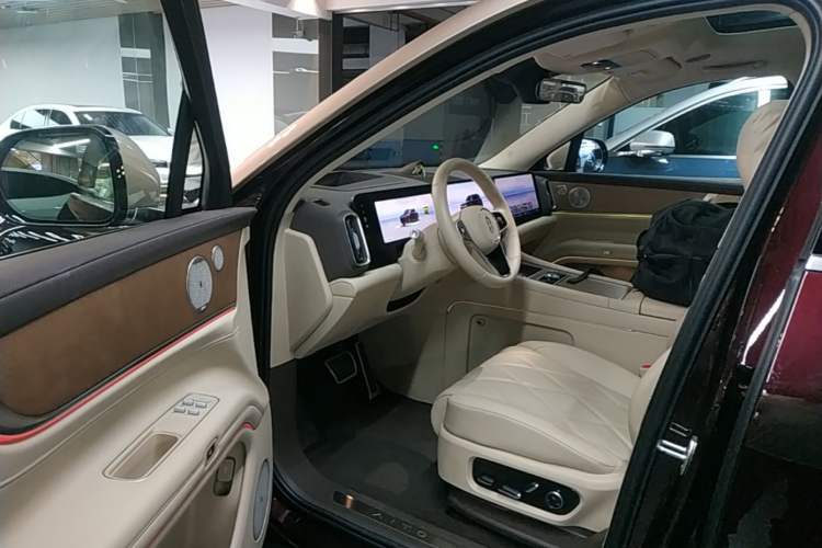 Used Hima AITO M9 2025 Extended-Range Ultra Version 52 kWh 6-Seater Driver Seat