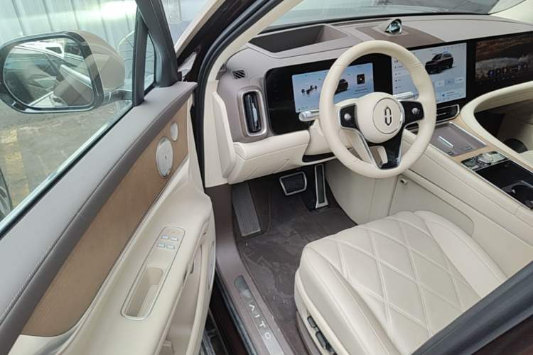 Used Hima AITO M9 2025 Extended-Range Ultra Version 52 kWh 6-Seater Driver Seat