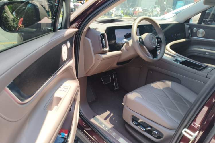 Used Hima AITO M9 2025 Extended-Range Ultra Version 52 kWh 6-Seater Driver Seat
