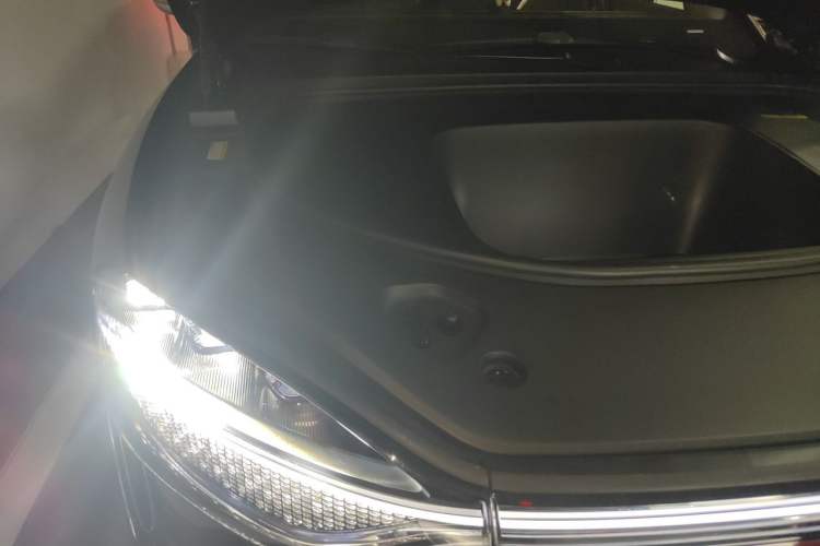 Used Hima AITO M9 2025 All-Electric Ultra Version 100 kWh 5-Seater Model Engine Bay Right