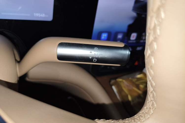 Used Hima AITO M9 2025 Extended-Range Max Version 52 kWh 5-Seater Edition Gear Lever