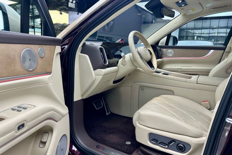 Used Hima AITO M9 2025 Extended-Range Ultra Version 52 kWh 6-Seater Interior 3