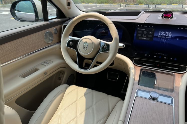 Used Hima AITO M9 2025 Extended-Range Ultra Version 52 kWh 6-Seater Interior 3