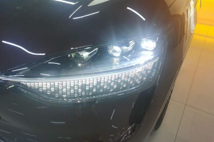 Used Hima AITO M9 2025 Extended-Range Ultra Version 52 kWh 6-Seater Left Front Headlight