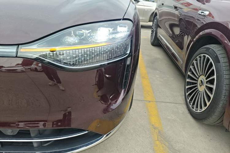 Used Hima AITO M9 2025 Extended-Range Ultra Version 52 kWh 6-Seater Left Front Headlight