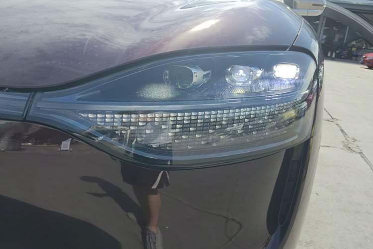 Used Hima AITO M9 2025 Extended-Range Ultra Version 52 kWh 6-Seater Left Front Headlight