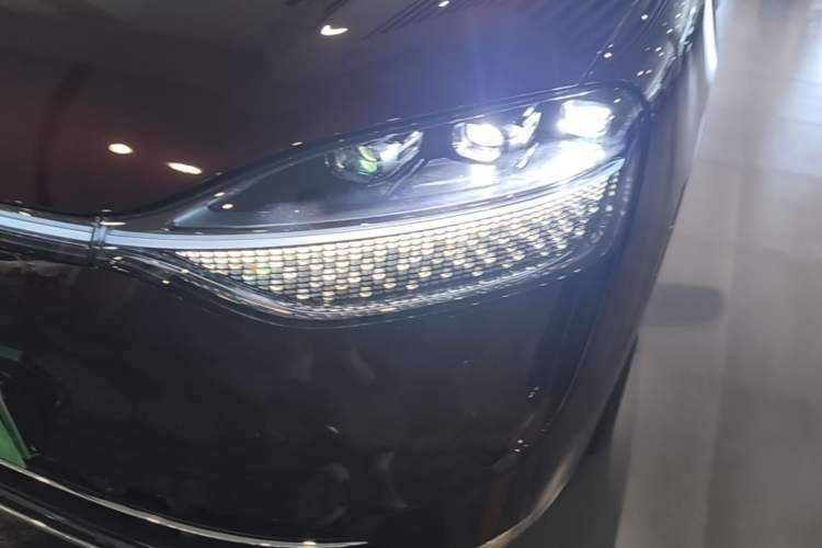 Used Hima AITO M9 2025 Extended-Range Ultra Version 52 kWh 6-Seater Left Front Headlight