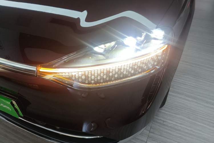 Used Hima AITO M9 2025 Extended-Range Max Version 52 kWh 6-Seater Edition Left Front Headlight