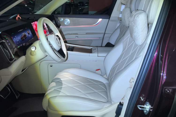 Used Hima AITO M9 2025 Extended-Range Max Version 52 kWh 5-Seater Edition Left Front Seat