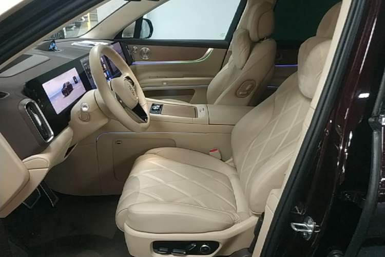 Used Hima AITO M9 2025 Extended-Range Ultra Version 52 kWh 6-Seater Left Front Seat