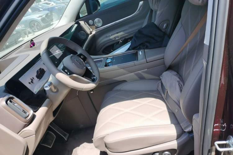 Used Hima AITO M9 2025 Extended-Range Ultra Version 52 kWh 6-Seater Left Front Seat