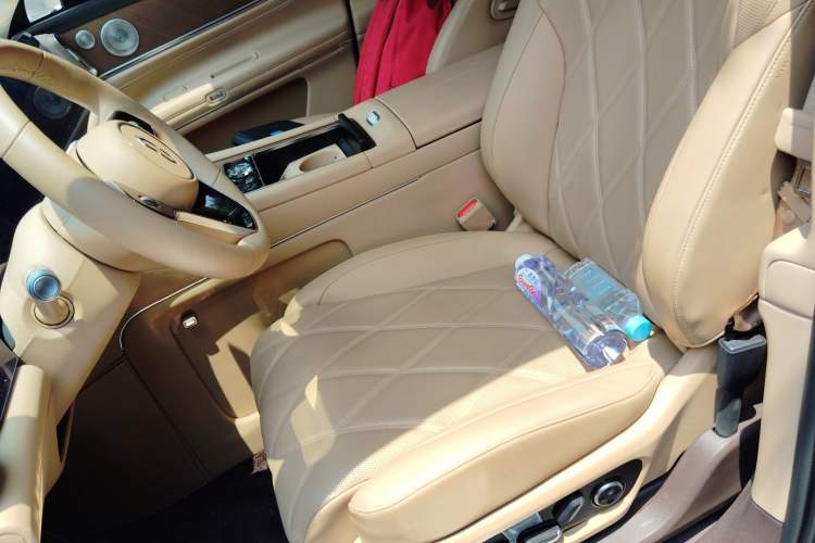 Used Hima AITO M9 2025 Extended-Range Ultra Version 52 kWh 6-Seater Left Front Seat