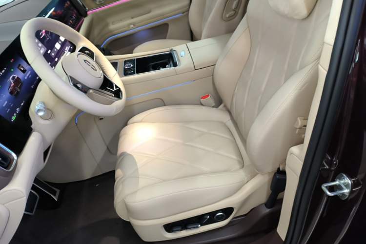Used Hima AITO M9 2025 Extended-Range Ultra Version 52 kWh 6-Seater Left Front Seat