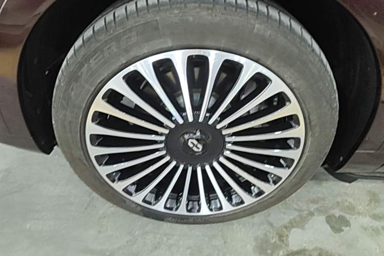 Used Hima AITO M9 2025 Extended-Range Ultra Version 52 kWh 6-Seater Left Front Wheel Hub