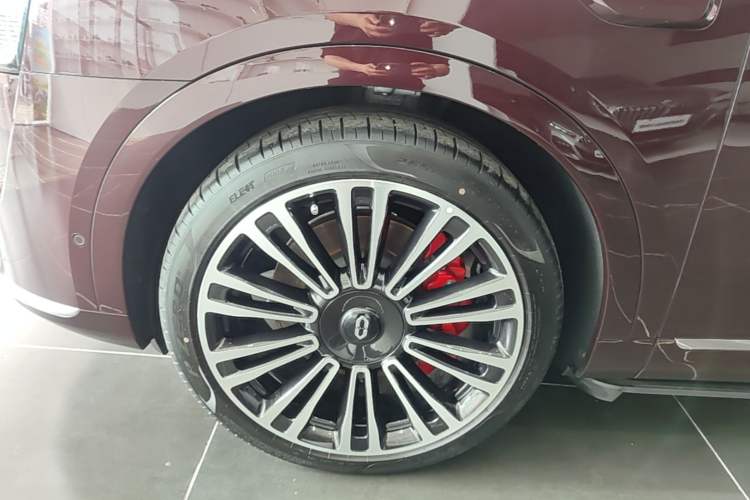 Used Hima AITO M9 2025 All-Electric Ultra Version 100 kWh 5-Seater Model Left Front Wheel Hub