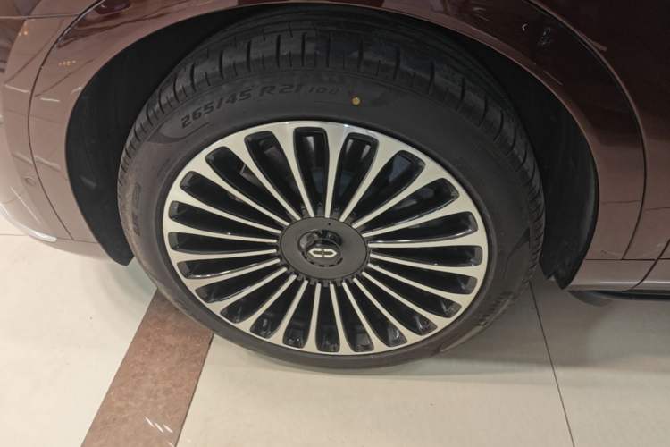 Used Hima AITO M9 2025 Extended-Range Ultra Version 52 kWh 6-Seater Left Front Wheel Hub