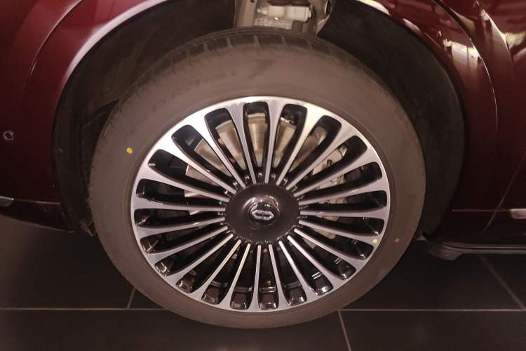 Used Hima AITO M9 2025 Extended-Range Ultra Version 52 kWh 5-Seater Edition Left Front Wheel Hub