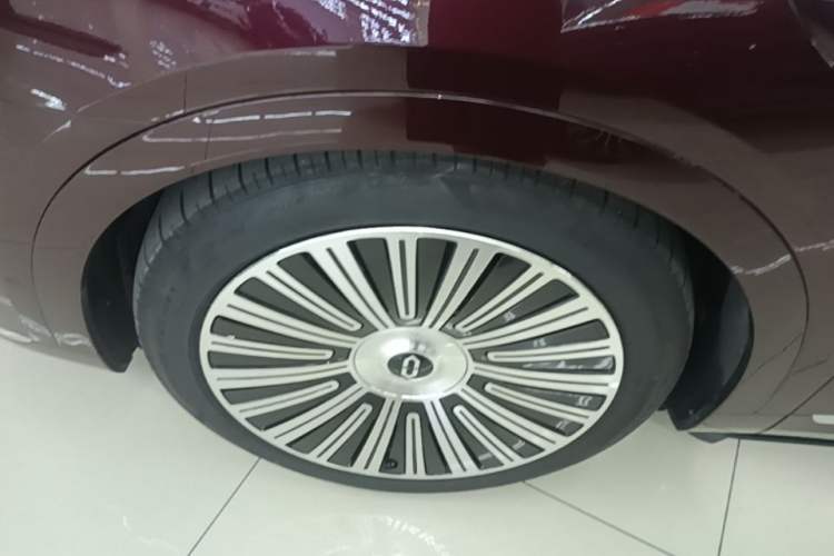 Used Hima AITO M9 2025 Extended-Range Ultra Version 52 kWh 6-Seater Left Front Wheel Hub