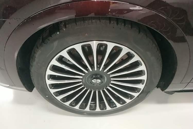Used Hima AITO M9 2025 Extended-Range Ultra Version 52 kWh 6-Seater Left Front Wheel Hub