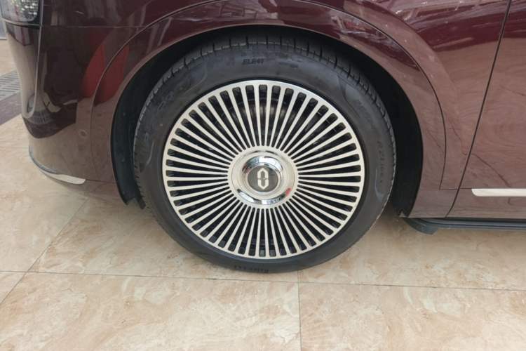 Used Hima AITO M9 2025 Extended-Range Ultra Version 52 kWh 5-Seater Edition Left Front Wheel Hub