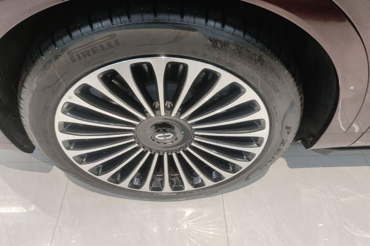 Used Hima AITO M9 2025 Extended-Range Ultra Version 52 kWh 6-Seater Left Front Wheel Hub