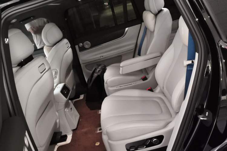 Used Hima AITO M9 2025 Extended-Range Ultra Version 52 kWh 6-Seater Left Rear Seat