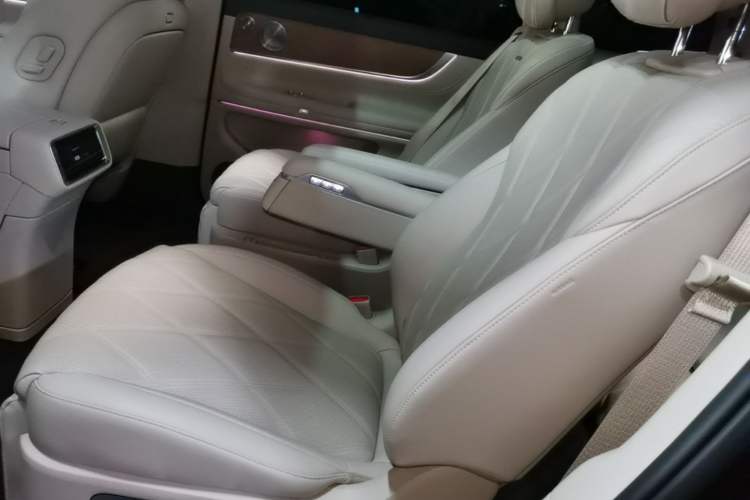 Used Hima AITO M9 2025 Extended-Range Ultra Version 52 kWh 6-Seater Left Rear Seat