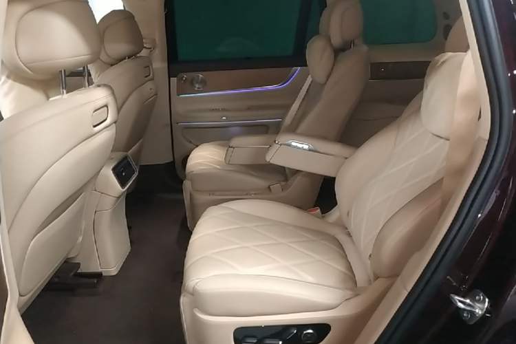 Used Hima AITO M9 2025 Extended-Range Ultra Version 52 kWh 6-Seater Left Rear Seat