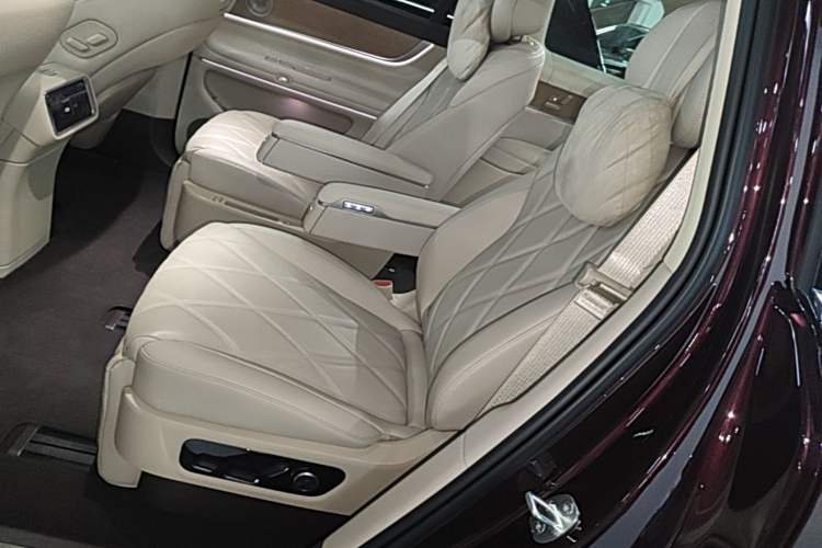 Used Hima AITO M9 2025 Extended-Range Ultra Version 52 kWh 6-Seater Left Rear Seat