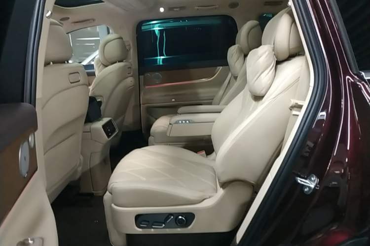Used Hima AITO M9 2025 Extended-Range Ultra Version 52 kWh 6-Seater Left Rear Seat