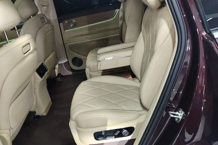 Used Hima AITO M9 2025 Extended-Range Ultra Version 52 kWh 6-Seater Left Rear Seat
