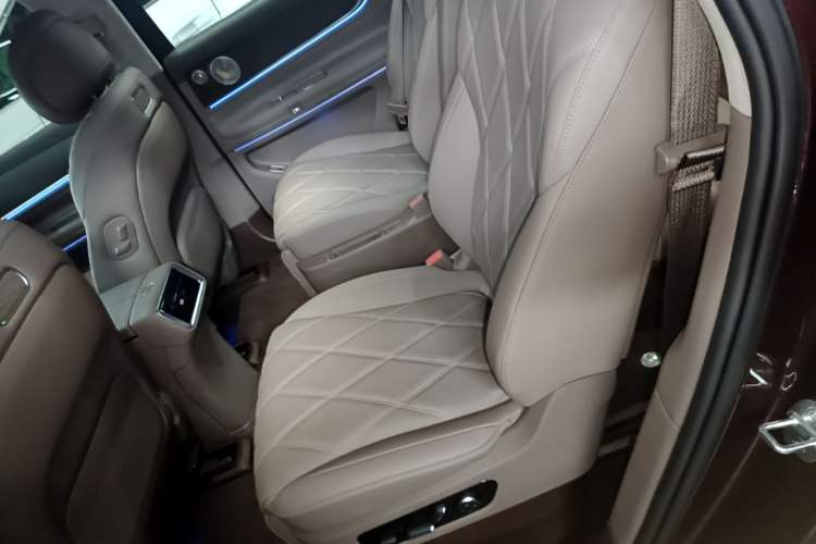 Used Hima AITO M9 2025 Extended-Range Ultra Version 52 kWh 6-Seater Left Rear Seat
