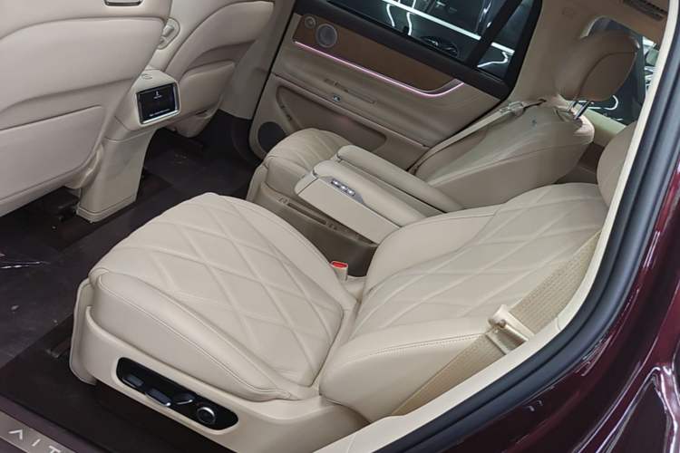 Used Hima AITO M9 2025 Extended-Range Ultra Version 52 kWh 6-Seater Left Rear Seat