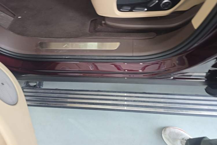 Used Hima AITO M9 2025 Pure Electric Ultra Version 100 kWh 6-Seater Model Left Side Sill